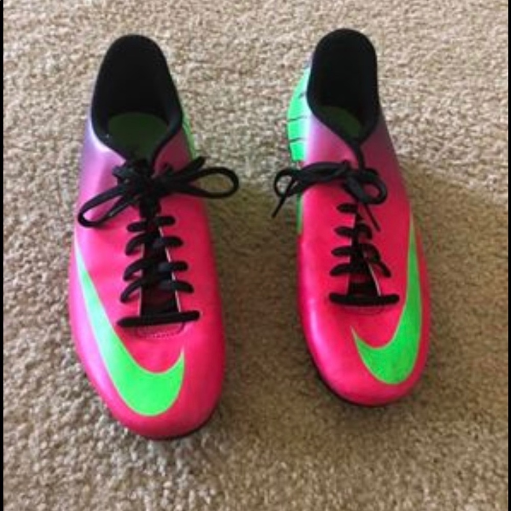 Nike Soccer Cleats - Picture 2 of 3